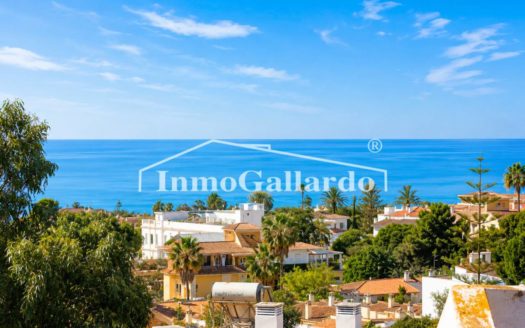 EXCLUSIVO CHALET PAREADO CON GRAN JARDÍN Y VISTAS AL MAR EN MIRAFLORES DEL PALO – Ref: 009098